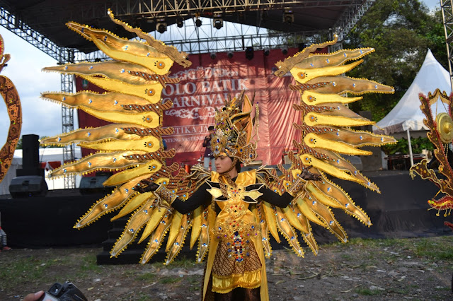 Rancangan Kostum Batik SBC 9 2016 , SBC Exihibition, hari pertama SBC, Solo batik carnival, Carnaval batik, grand carnaval batik, benteng vastenburg, rancangan kostum batik bertema matahari, candi, lampu,  gamelan, keris