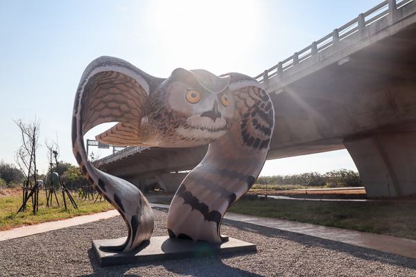 苗栗通霄月牙灣雕塑公園幸福飽滿大西瓜和守護貓頭鷹雕像免費參觀