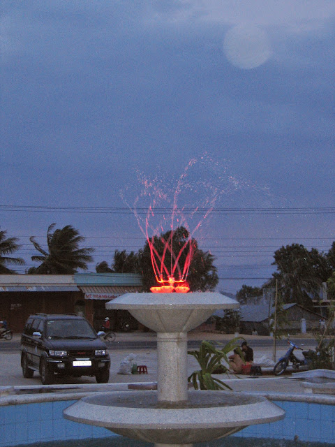 Vòi phun Dancing fountain được Liên Hoàn Mỹ sản xuất với đầu phun được cấu tạo bằng hợp kim Aluminium, bên ngoài phủ một lớp sơn Epoxy sau khi đã xử lý bề mặt.