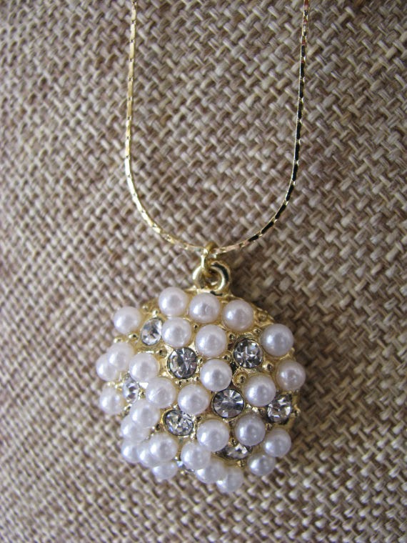 https://www.etsy.com/listing/176839287/pearl-pendant-necklace?ref=shop_home_active_10