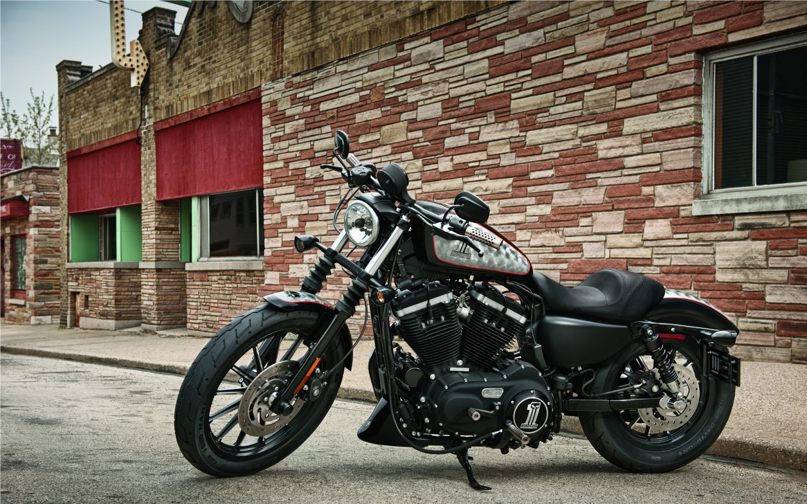  Harley  Davidson  Iron 883 HD Wallpapers 