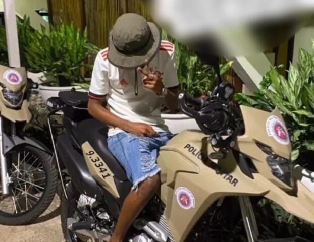 Jovem pede desculpa após aparecer em moto da PM fazendo gesto de facção