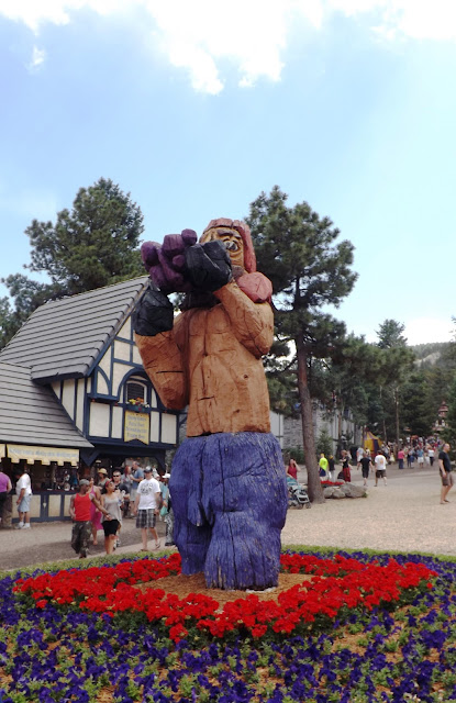 In the second week in Colorado Renaissance Festival is held. And I want to invite you to a fairy tale ... a journey to the 16th century, during the time of King Henry, and the noble knights ...   В Колорадо вторую неделю проходит Ренессанс Фестиваль. И я хочу пригласить вас в сказку... это путешествие в 16 век, во времена Короля Генри и благородных рыцарей...       I have not been able to find the semantic load of the holiday. Therefore, I wish to know the reason for its occurrence I answer right away: "It's just an excuse to relax and enjoy the atmosphere of celebration and fairy tales." Of course, there is a commercial interest, since the entrance to the festival is $ 20 and all the rides are from 1 to 5 dollars. Also there are many outdoor cafes and shops craftsmen. Many masters demonstrate the secrets of his skill for everyone and sell their creations.   Я не смогла узнать смысловой нагрузки этого праздника. Поэтому желающие узнать причину его возникновения я отвечаю сразу: «Это просто повод отдохнуть и погрузиться в атмосферу праздника и сказки». Конечно, присутствует коммерческий интерес, так как вход на фестиваль стоит 20 долларов и все аттракционы стоят от 1 до 5 долларов. Так же там расположено множество открытых кафе и лавочки мастеров прикладного искусства. Многие мастера демонстрируют секреты своего мастерства всем желающим и продают свои творения.       It is magical journeys into the legends of King Henry arrange power with the support of the local library and interactive theater for 37 season.   Это волшебное путешествие во времена легенд Короля Генри устраивают власти с поддержкой местной библиотеки и интерактивного театра уже 37 сезон.        Over an improvised fairy tale fairy-tale characters wandering around the town and entertain the public. In the heart of the town is located the king and queen and the royal entourage.  По импровизированному сказочному городку бродят сказочные герои и развлекают публику.  В самом центре городка расположился король с королевой и королевской свитой.     After the king's royal family lunch "deigned" to visit the joust here the king had to break it up overheated in battle knights.  После царского обеда королевская семья «изволила» посетить рыцарский турнир.  Где королю пришлось разнимать разгоряченных в бою рыцарей.     Sonny long considered it "poor" and listened to his cries and wishes everyone good health and happiness, and then said: "We have to give him a dollar." And from personal savings put into his coin jar.      Сынок долго рассматривал этого "нищего", выслушивал его выкрики и пожелания всем здоровья и счастья, а потом сказал: «Надо дать ему доллар». И из личных сбереженний положил в его баночку денежку.