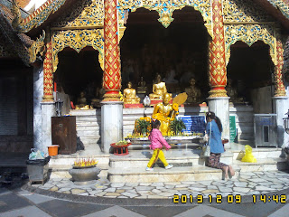 Gaurav Gupta on tour with local ChiangMai tour guide to Doi Suthep temple on 09 nov 2013