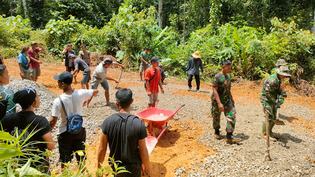 Tanpa Lelah, Satgas TMMD Bersama Masyarakat Bersemangat Menghamparkan Batu Di Badan Jalan