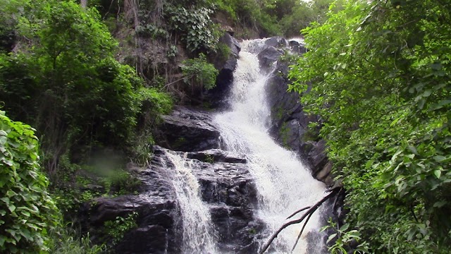 A cachoeira do Amargoso e o poder da natureza quando chove no período de inverno em Bom Conselho