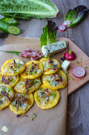 Kartoffelscheiben mit Blauschimmelkäse und Speck