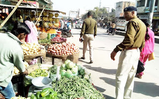 यातायात पुलिस ने काटे वाहनों के चालान