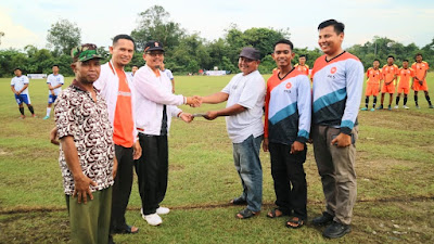 Ketua DPD PKS Kampar Ustadz Tamarudin, Buka Turnamen Sepak Bola Antar Dusun Di Desa Siabu 