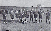 CLUB DEPORTIVO ESPAÑOL de VALLADOLID. Temporada 1924-25. Una formación de 1924. El Club Deportivo Español, eterno rival de la Real Unión Deportiva, acabó fusionándose con ella para convertirse en el Real Valladolid Deportivo.