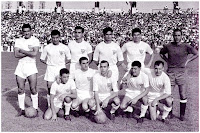 SEVILLA C. F. - Sevilla, España -Temporada 1957-58 - Campanal, Romero, Valero, Ramoní, Herrera II y Busto; Antoniet, Arza, Pepillo, Pepín y Pahuet - SEVILLA 3 (Pahuet, Antoniet y Pepillo) BENFICA DE LISBOA 1 (Palmeiro) - 17/09/1957 - Copa de Europa, eliminatoria previa, partido de ida - Sevilla, campo de Nervión - El Sevilla, que empataría a 0 en Lisboa, supera la eliminatoria, para luego caer en cuartos de final ante el Real Madrid