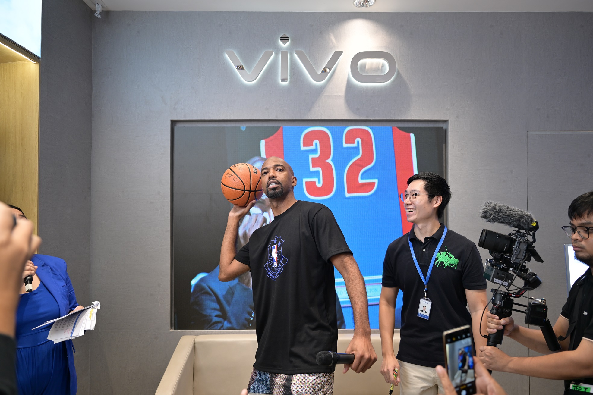 NBA legend Richard Hamilton at vivo store at SM MOA