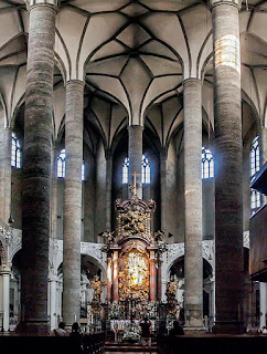 O interior da Franziskaner Kirche  em Salzburg Áustria