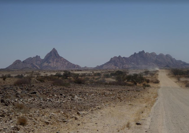 la strada D3716 verso lo Spitzkoppe