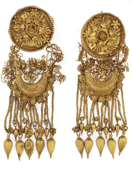 Χρυσά σκουλαρίκια. Αρχαιολογικό Μουσείο Θεσσαλονίκης