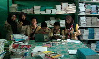 MODEL PERPUSTAKAAN & FOTO BERSAMA 