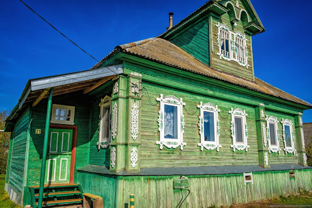 Зеленый, деревянный деревенский дом