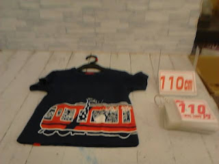 中古品　子供服　１１０ｃｍ　ブラック×電車プリント　半袖Tシャツ　１１０円