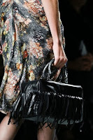Продълговата черна чанта с ресни, дизайнер Bottega Veneta