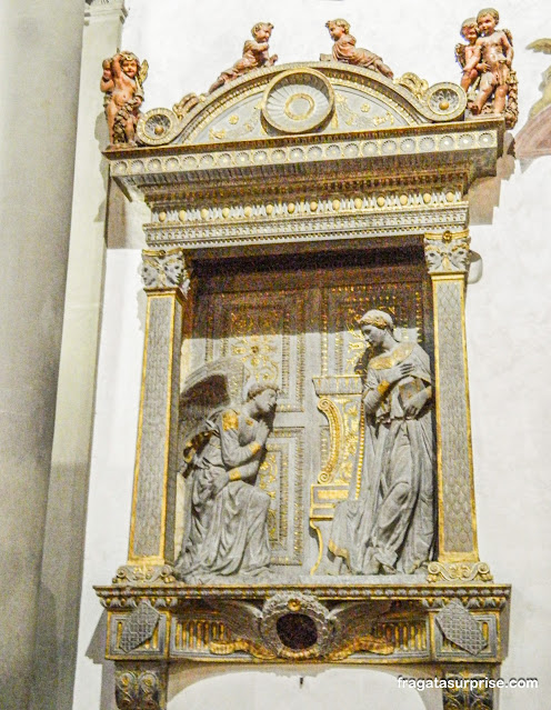 "A Anunciação" de Donatello na Basílica de Santa Croce em Florença