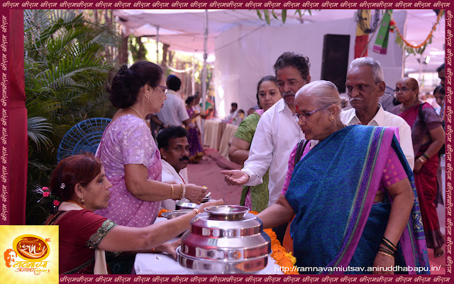 Ramnavami-utsav-shraddawan-distributing-prasad-bhakt