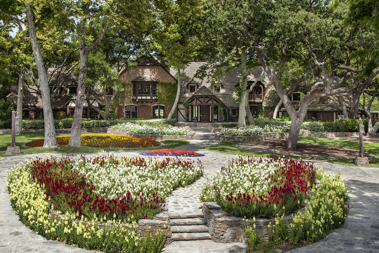 MICHAEL JACKSON'S NEVERLAND RANCH SELLS FOR $22 MILLION