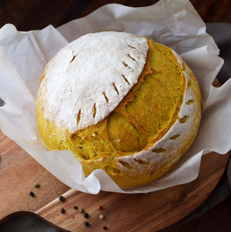 Receta para preparar pan con cúrcuma y pimienta