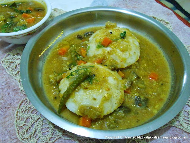 idli served with araithuvitta idli sambar