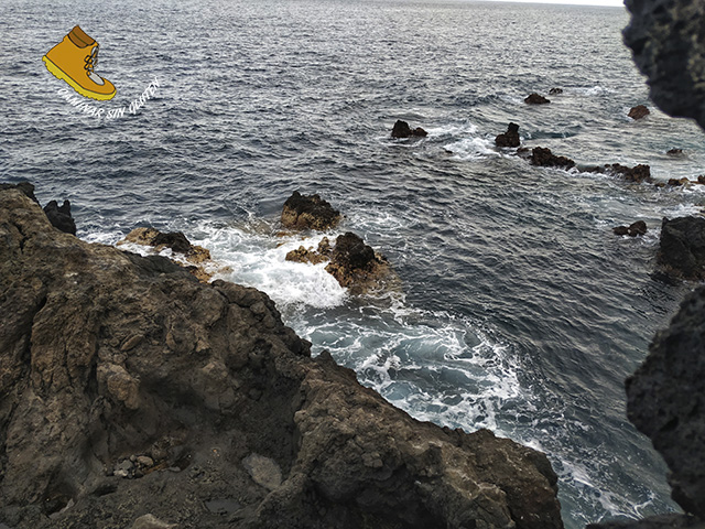 Acantilados de lava negra sobre el Océano Atlántico