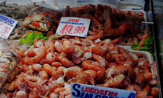 Langostinos y camarones, muchos, en el mercado público de Itajaí