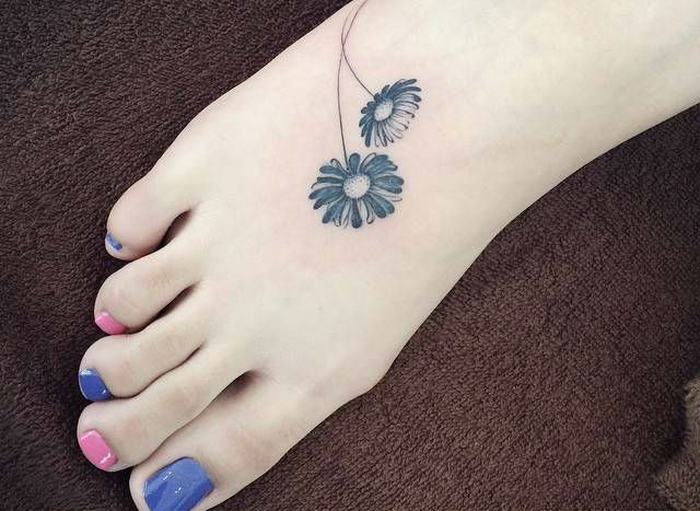 Mini tatuagens de flores para as mulheres