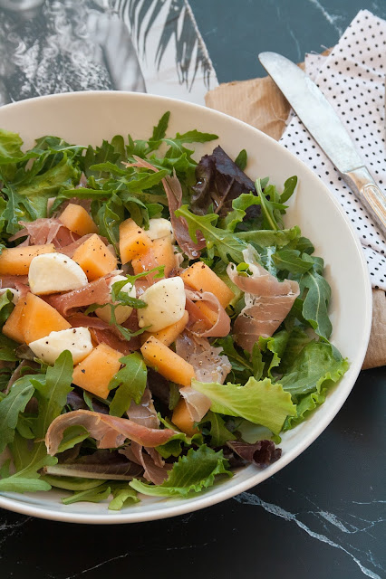 Insalata di misticanza, melone, mozzarelline e crudo