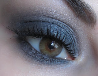 http://chroniquedunemakeupaddict.blogspot.com/2012/05/make-up-du-jour-avec-mon-fard-coup-de.html