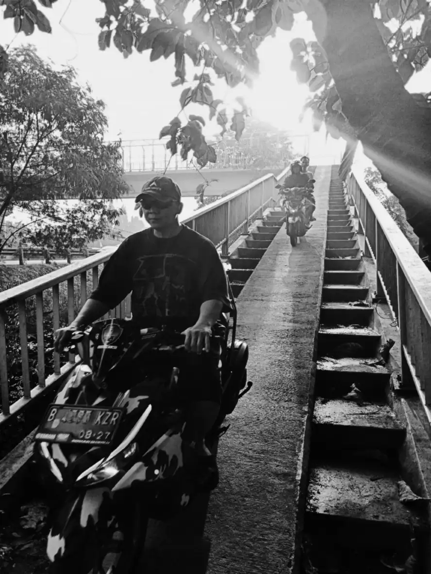 Pemotor memanfaatkan JPO Jatiwarna, JORR, Kobek, Jabar — Blogombal.com 