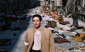 Adrien Brody en un momento de El pianista (2003), ambientada en el holocausto judío que perpetraron los nazis