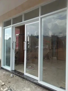 Kusen aluminium Pintu kaca