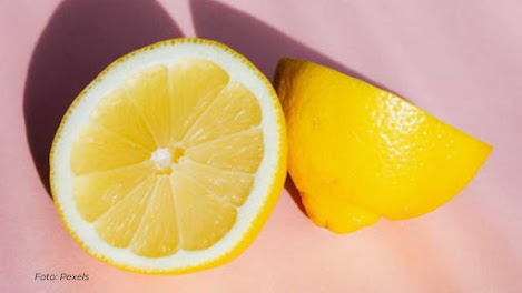 Membersihkan dinding dapur dengan cairan lemon