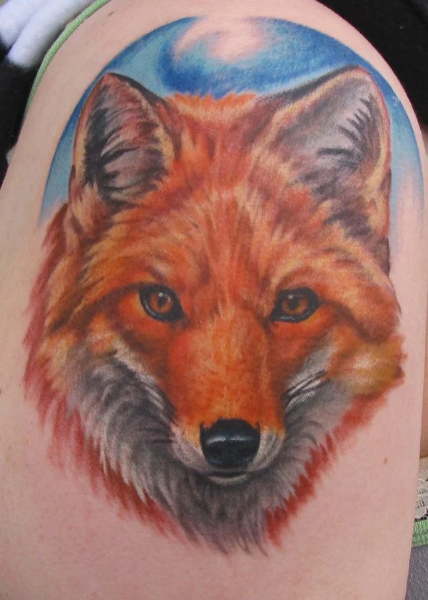 vemos el tatuaje de un zorro en el brazo