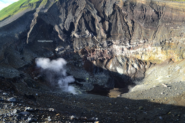 Kepulan asap Kawah Tompaluan Gunung Lokon ©JelajahSuwanto