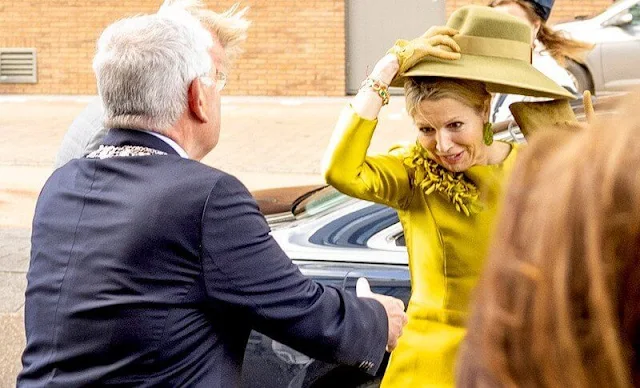 Queen Maxima wore a mustart yellow satin dress by Natan. The Taal aan Zee foundation gives Dutch language lessons