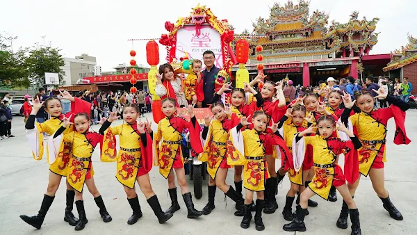 ▲鹿港元宵節熱鬧非凡，鹿港鎮公所24日在頂番婆舉辦「頂番踩街鬧元宵暨點燈晚會」，嘉年華式的遊行隊伍吸引眾多人潮湧入街道觀賞，各式舞蹈、鼓隊及藝陣表演展現鹿港在地的青春活力。（記者林明佑翻攝）