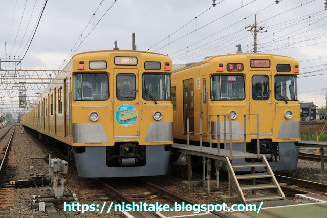 西武2000系2007Fと2413F。　南入曽車両基地　2022.4.26（開いている踏切より撮影）