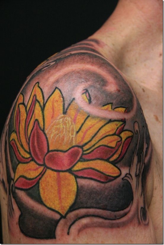 jaune_et_rouge_de_la_fleur_de_lotus_tatouage_noir_ombrage