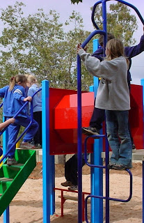 Foto de niños jugando en el área de recreo de una escuela primaria