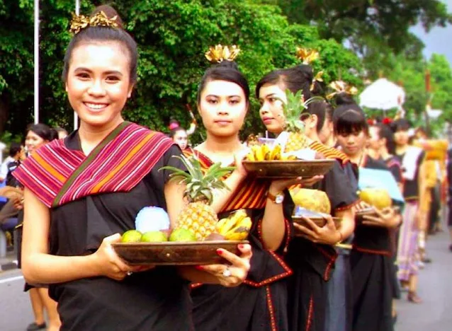 Gambar Pakaian adat Nusa Tenggara Barat