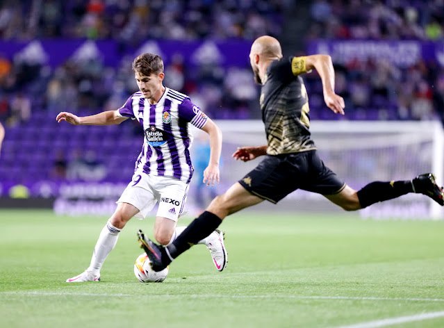 Toni Villa encara a Laure. REAL VALLADOLID C. F. 2 A. D. ALCORCÓN  0. 26/09/2021. Campeonato de Liga de 2ª División, jornada 7. Valladolid, estadio José Zorrilla. GOLES: 1-0: 19’, Álvaro Aguado. 2-0: 86’, Shon Weissman.