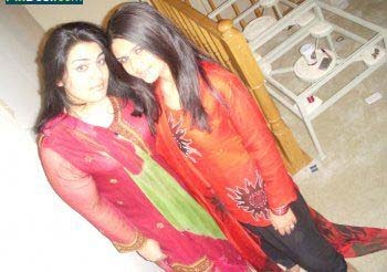 Hot and Sexy Indian Pakistani Desi Girls Photos in Saree