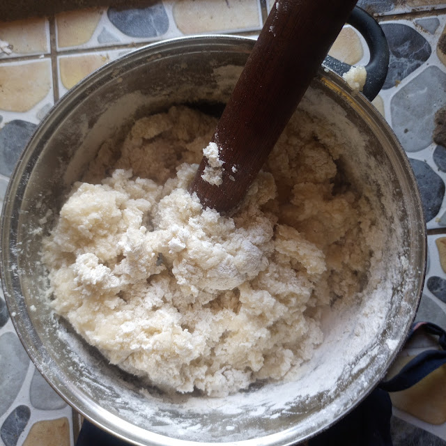 How to cook Nkumnkum (Dry cassava fufu) | Cameroonian Recipe