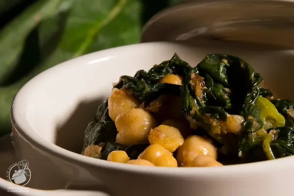 Garbanzos con espinacas. Receta andaluza