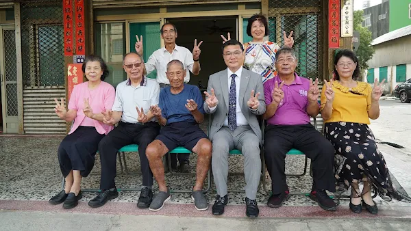 ▲九九重陽節前夕，鹿港鎮長許志宏拜訪百歲人瑞王秋榮老先生，並親自戴上金戒指及贈送壽麵，表達對長輩們的崇敬之意。（記者林明佑翻攝）